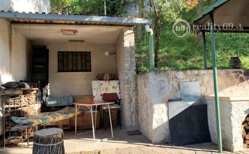 REZERVOVANÉ - JABLONOV NAD TURŇOU - MUROVANÁ CHATA VÝBORNÝ STAV.