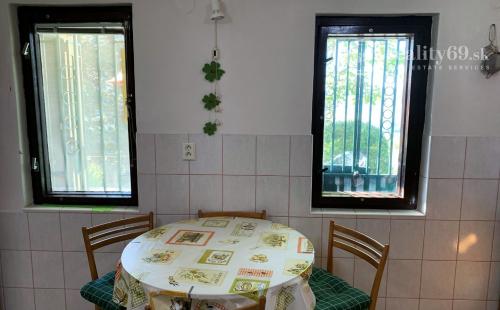 REZERVOVANÉ - JABLONOV NAD TURŇOU - MUROVANÁ CHATA VÝBORNÝ STAV.