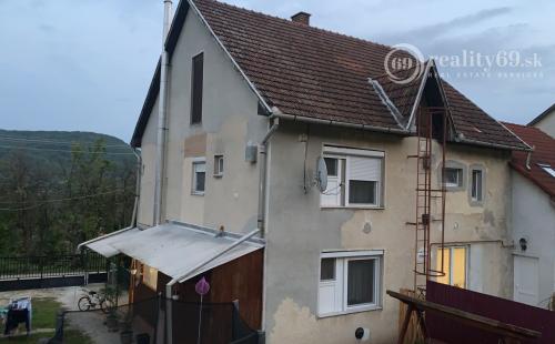 REZERVOVANÉ - MAĎARSKO - PERKUPA VEĽKÝ 3 IZBOVÝ ZREKONŠTRUOVANÝ V KRÁSNEJ LOKALITE