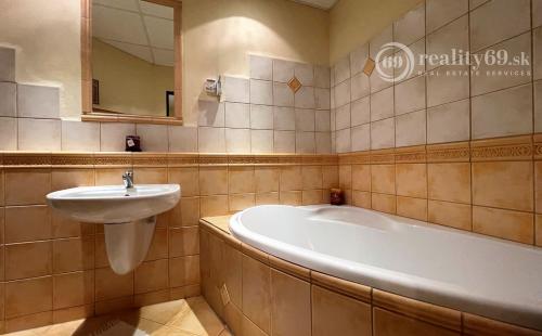 JUH - LUDMANSKÁ 3 IZBOVÝ BYT PO REKONŠTRUKCII V CENTRE MESTA, 2X LODŽIA.