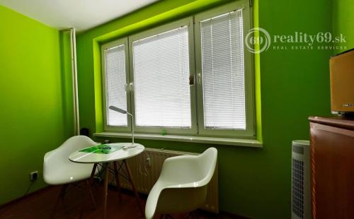 TERASA - MIKOVÍNIHO 1 IZBOVÝ PRIESTRANNÝ  BYT 35 M2 S LODŽIOU