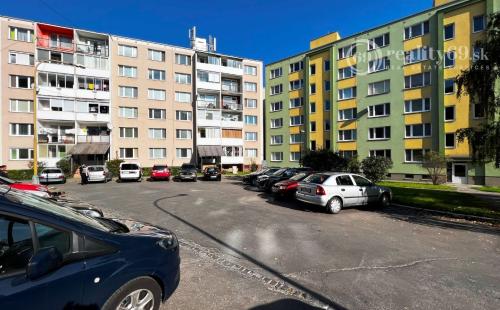 TERASA - REZERVOVANÉ  MIKOVÍNIHO 1 IZBOVÝ PRIESTRANNÝ  BYT 35 M2 S LODŽIOU