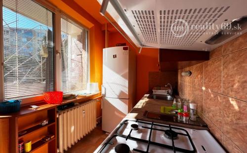 TERASA - REZERVOVANÉ  MIKOVÍNIHO 1 IZBOVÝ PRIESTRANNÝ  BYT 35 M2 S LODŽIOU