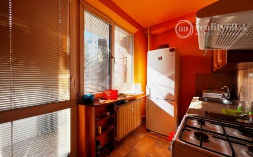 TERASA - REZERVOVANÉ  MIKOVÍNIHO 1 IZBOVÝ PRIESTRANNÝ  BYT 35 M2 S LODŽIOU