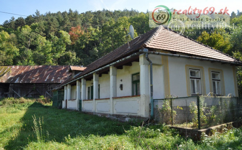 MAĎARSKO - PÁNYOK LUKRATÍVNY POZEMOK S MALÝM DOMČEKOM POD LESOM