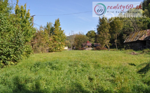 MAĎARSKO - PÁNYOK LUKRATÍVNY POZEMOK S MALÝM DOMČEKOM POD LESOM