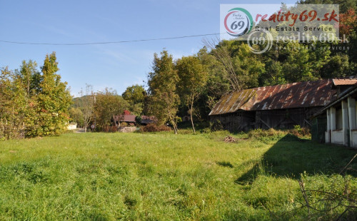 MAĎARSKO - PÁNYOK LUKRATÍVNY POZEMOK S MALÝM DOMČEKOM POD LESOM