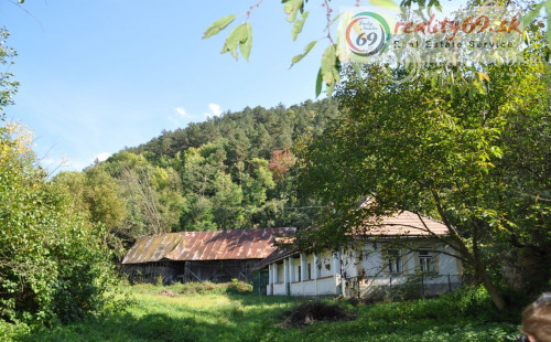 MAĎARSKO - PÁNYOK LUKRATÍVNY POZEMOK S MALÝM DOMČEKOM POD LESOM