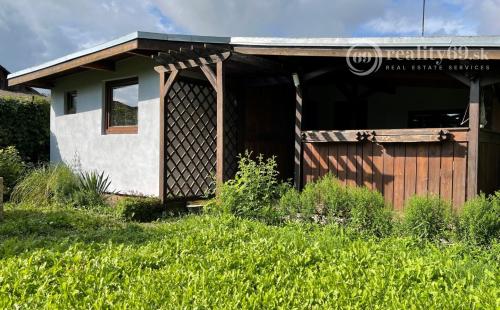GEČA - PEKNÁ 2 IZBOVÁ CHATA, KUCHYŇA, KÚPEĽŇA, WC VO VÝBORNEJ LOKALITE BLÍZKO JAZERA.