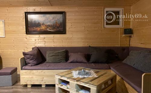 GEČA - PEKNÁ 2 IZBOVÁ CHATA, KUCHYŇA, KÚPEĽŇA, WC VO VÝBORNEJ LOKALITE BLÍZKO JAZERA.