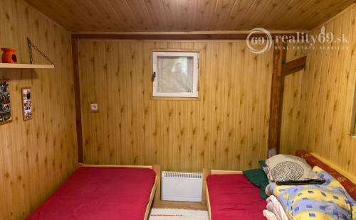 GEČA - PEKNÁ 2 IZBOVÁ CHATA, KUCHYŇA, KÚPEĽŇA, WC VO VÝBORNEJ LOKALITE BLÍZKO JAZERA.