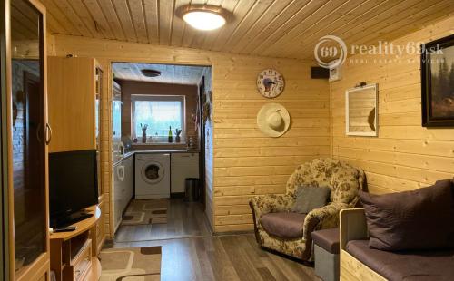 GEČA - PEKNÁ 2 IZBOVÁ CHATA, KUCHYŇA, KÚPEĽŇA, WC VO VÝBORNEJ LOKALITE BLÍZKO JAZERA.