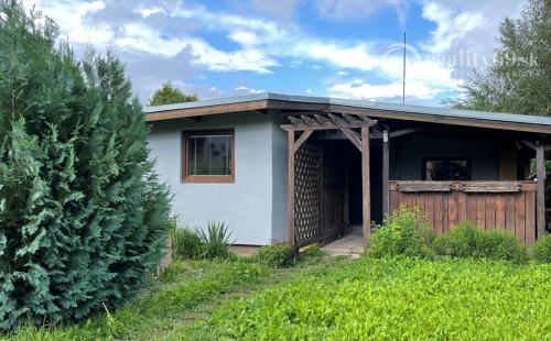 GEČA - PEKNÁ 2 IZBOVÁ CHATA, KUCHYŇA, KÚPEĽŇA, WC VO VÝBORNEJ LOKALITE BLÍZKO JAZERA.