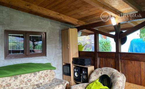 GEČA - PEKNÁ 2 IZBOVÁ CHATA, KUCHYŇA, KÚPEĽŇA, WC VO VÝBORNEJ LOKALITE BLÍZKO JAZERA.