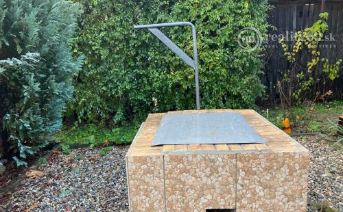 GEČA - PEKNÁ 2 IZBOVÁ CHATA, KUCHYŇA, KÚPEĽŇA, WC VO VÝBORNEJ LOKALITE BLÍZKO JAZERA.