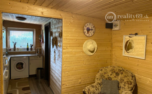 GEČA - PEKNÁ 2 IZBOVÁ CHATA, KUCHYŇA, KÚPEĽŇA, WC VO VÝBORNEJ LOKALITE BLÍZKO JAZERA.