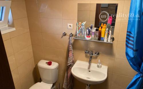 GEČA - PEKNÁ 2 IZBOVÁ CHATA, KUCHYŇA, KÚPEĽŇA, WC VO VÝBORNEJ LOKALITE BLÍZKO JAZERA.