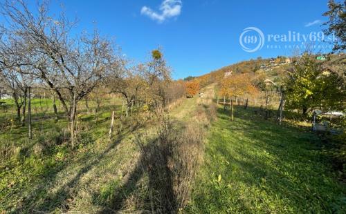 REZERVOVANÉ - VINNÉ - STAVEBNÝ POZEMOK NA CHATU, NA VÝBORNOM MIESTE.