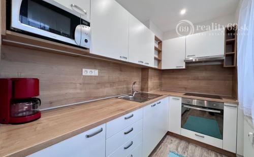 REZERVOVANÉ - TERASA - 3 IZBOVÝ BYT 60 M2, MODERNÁ REKONŠTRUKCIA, ZARIADENIE.