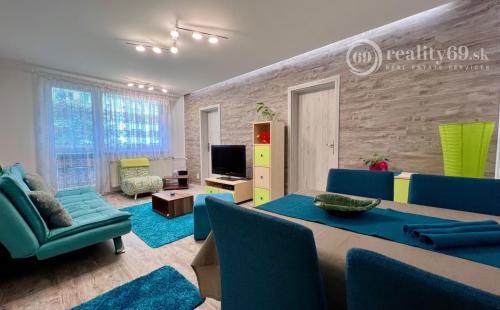 REZERVOVANÉ - TERASA - 3 IZBOVÝ BYT 60 M2, MODERNÁ REKONŠTRUKCIA, ZARIADENIE.