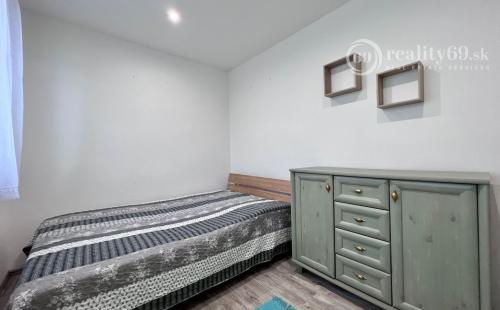 REZERVOVANÉ - TERASA - 3 IZBOVÝ BYT 60 M2, MODERNÁ REKONŠTRUKCIA, ZARIADENIE.