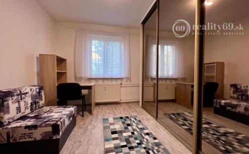 REZERVOVANÉ - TERASA - 3 IZBOVÝ BYT 60 M2, MODERNÁ REKONŠTRUKCIA, ZARIADENIE.