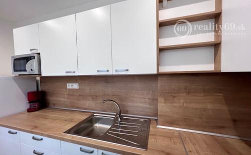 REZERVOVANÉ - TERASA - 3 IZBOVÝ BYT 60 M2, MODERNÁ REKONŠTRUKCIA, ZARIADENIE.