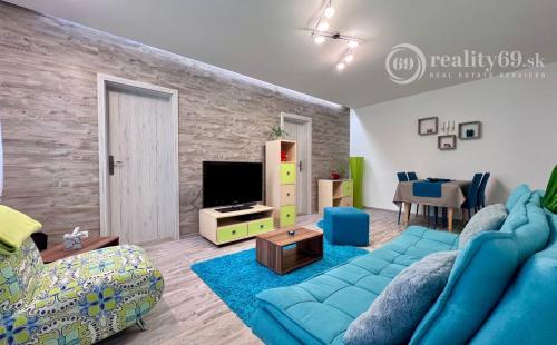 REZERVOVANÉ - TERASA - 3 IZBOVÝ BYT 60 M2, MODERNÁ REKONŠTRUKCIA, ZARIADENIE.