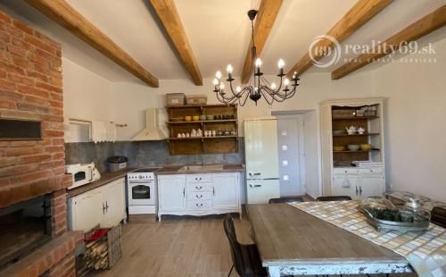 MAĎARSKO - ABAUJVAR 3 IZBOVÝ ZREKONŠTRUOVANÝ RODINNÝ DOM.