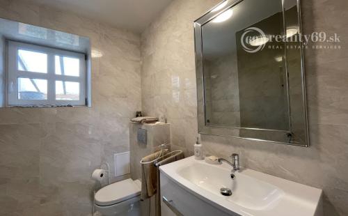 MAĎARSKO - ABAUJVAR 3 IZBOVÝ ZREKONŠTRUOVANÝ RODINNÝ DOM.