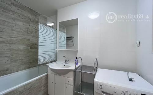 REZERVOVANÉ - TERASA - 3 IZBOVÝ BYT 60 M2, MODERNÁ REKONŠTRUKCIA, ZARIADENIE.