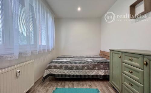 REZERVOVANÉ - TERASA - 3 IZBOVÝ BYT 60 M2, MODERNÁ REKONŠTRUKCIA, ZARIADENIE.