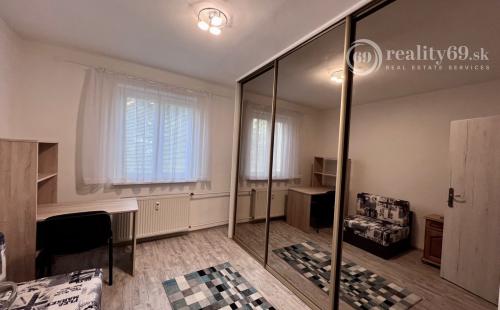 REZERVOVANÉ - TERASA - 3 IZBOVÝ BYT 60 M2, MODERNÁ REKONŠTRUKCIA, ZARIADENIE.