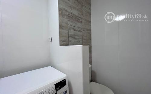 REZERVOVANÉ - TERASA - 3 IZBOVÝ BYT 60 M2, MODERNÁ REKONŠTRUKCIA, ZARIADENIE.