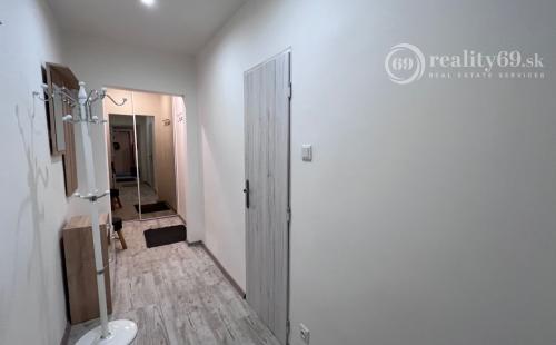 REZERVOVANÉ - TERASA - 3 IZBOVÝ BYT 60 M2, MODERNÁ REKONŠTRUKCIA, ZARIADENIE.