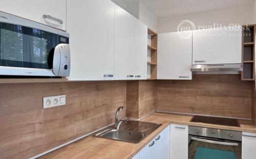 REZERVOVANÉ - TERASA - 3 IZBOVÝ BYT 60 M2, MODERNÁ REKONŠTRUKCIA, ZARIADENIE.