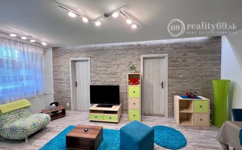 REZERVOVANÉ - TERASA - 3 IZBOVÝ BYT 60 M2, MODERNÁ REKONŠTRUKCIA, ZARIADENIE.