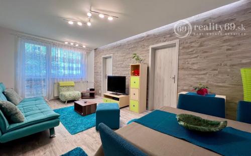 REZERVOVANÉ - TERASA - 3 IZBOVÝ BYT 60 M2, MODERNÁ REKONŠTRUKCIA, ZARIADENIE.