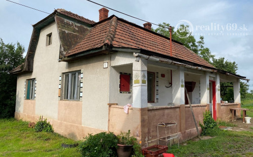 PERÍN CHÝM – STARŠÍ 3 IZBOVÝ RODINNÝ DOM