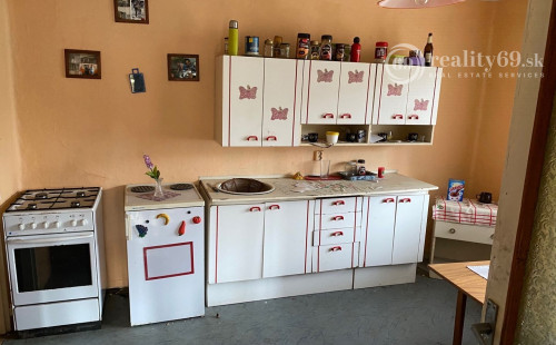 PERÍN CHÝM – STARŠÍ 3 IZBOVÝ RODINNÝ DOM