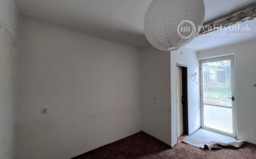 KOŠICE MYSLAVA - POSCHODOVÝ 6 IZBOVÝ RD S PEKNÝM POZEMKOM 1.218 M2.