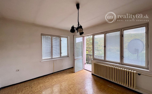 KOŠICE MYSLAVA - POSCHODOVÝ 6 IZBOVÝ RD S PEKNÝM POZEMKOM 1.218 M2.