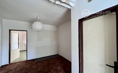 KOŠICE MYSLAVA - POSCHODOVÝ 6 IZBOVÝ RD S PEKNÝM POZEMKOM 1.218 M2.