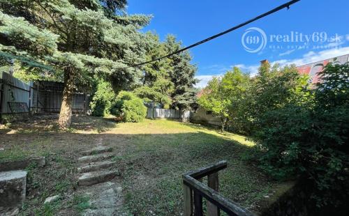 KOŠICE MYSLAVA - POSCHODOVÝ 6 IZBOVÝ RD S PEKNÝM POZEMKOM 1.218 M2.