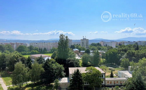 REZERVOVANÉ - TERASA - TRIEDA SNP 1 IZBOVÝ S LODŽIOU 27 M2 PO KOMPLETNEJ REKONŠTRUKCII.