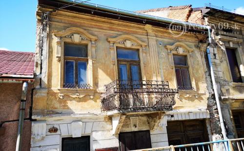 SMOLNÍK - MEŠTIANSKY DOM S OBCHODNÝM PRIESTOROM V CENTRE MESTA.