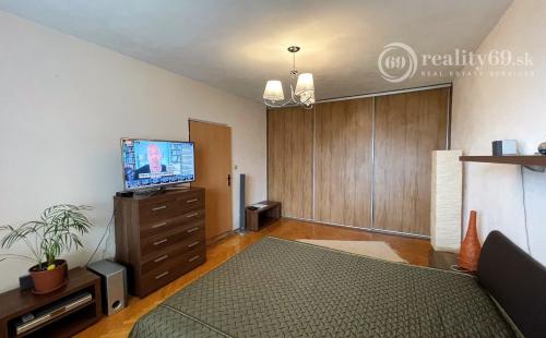 REZERVOVANÉ - JUH - LUDMANSKÁ 3 IZBOVÝ BYT PO REKONŠTRUKCII V CENTRE MESTA, 2X LODŽIA.