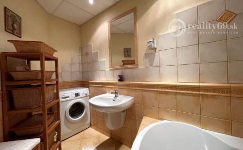 REZERVOVANÉ - JUH - LUDMANSKÁ 3 IZBOVÝ BYT PO REKONŠTRUKCII V CENTRE MESTA, 2X LODŽIA.