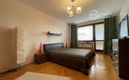 REZERVOVANÉ - JUH - LUDMANSKÁ 3 IZBOVÝ BYT PO REKONŠTRUKCII V CENTRE MESTA, 2X LODŽIA.