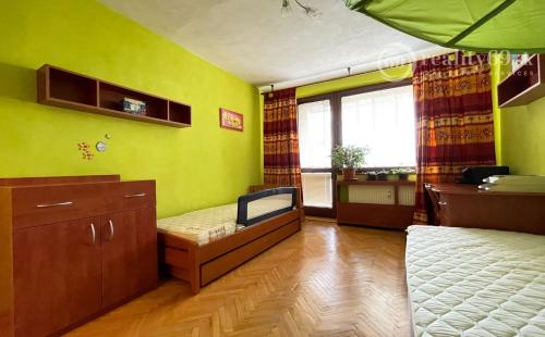 REZERVOVANÉ - JUH - LUDMANSKÁ 3 IZBOVÝ BYT PO REKONŠTRUKCII V CENTRE MESTA, 2X LODŽIA.